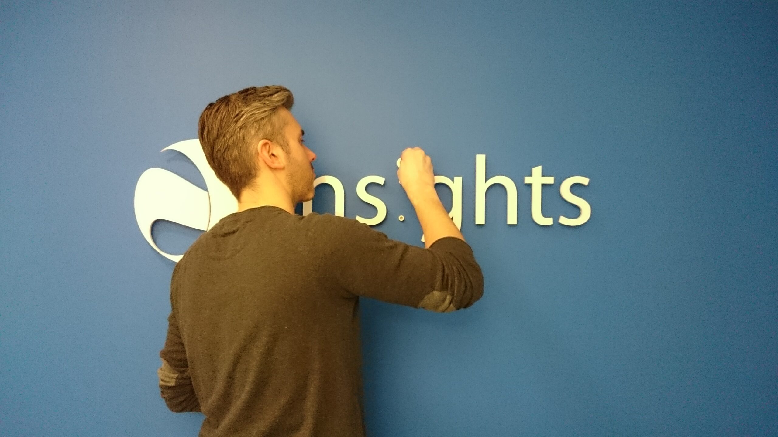 Timo, Produktionsmitarbeiter bei alenio, bei der handwerklichen Fertigung hochwertiger Wanddekoration