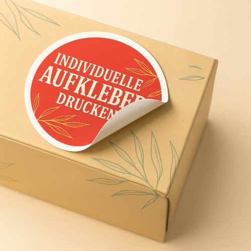 Runder Aufkleber mit rotem Design und weißer Schrift auf Verpackungskarton, individuell gedruckt von alenio Werbung in Berlin