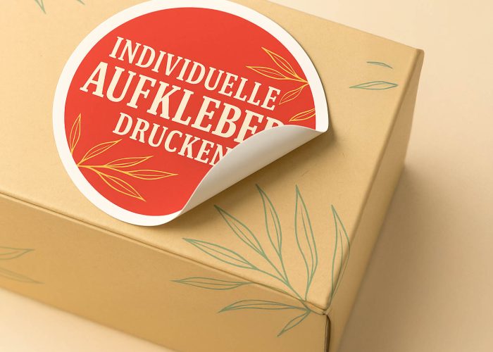 Runder Aufkleber mit rotem Design und weißer Schrift auf Verpackungskarton, individuell gedruckt von alenio Werbung in Berlin