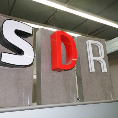 alenio 3D-Leuchtbuchstaben SDR – auffällige Werbeschilder in Weiß und Rot für Markenpräsenz