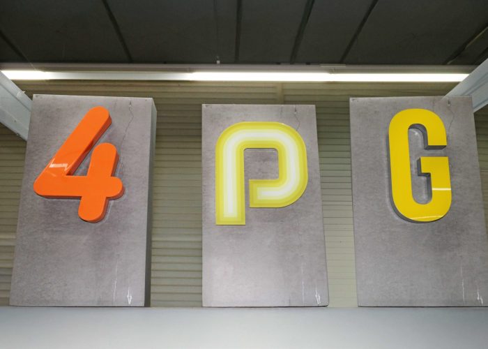 Leuchtende Werbung von alenio: Farbige 3D-Buchstaben und Zahlen als modernes Werbeschild für starke Markenpräsenz.